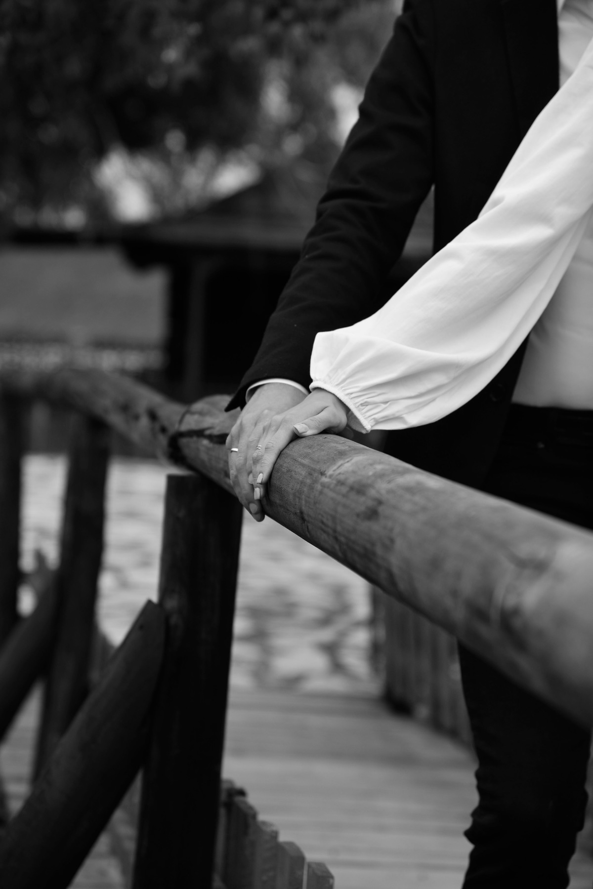 Los novios tomados de la mano en la sesión preboda