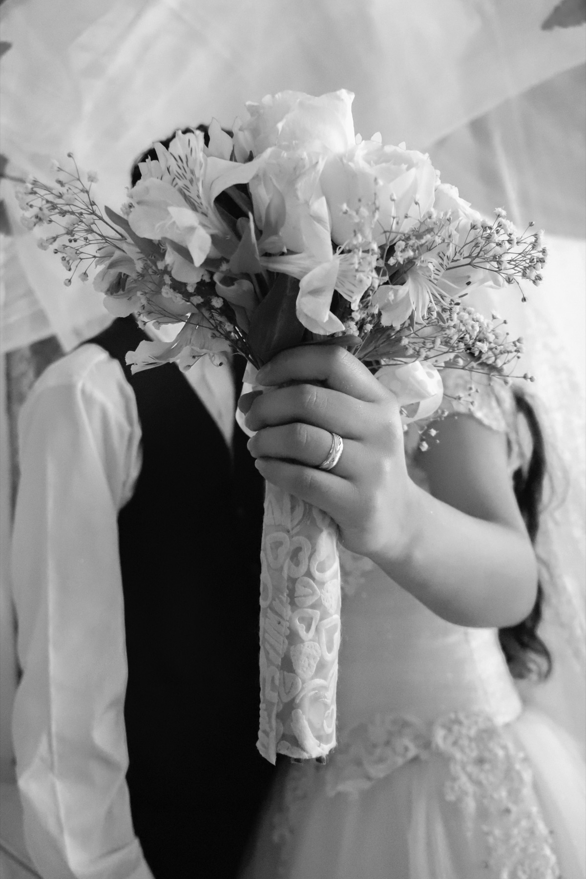 Sofía y Javier riendo juntos durante su sesión de boda